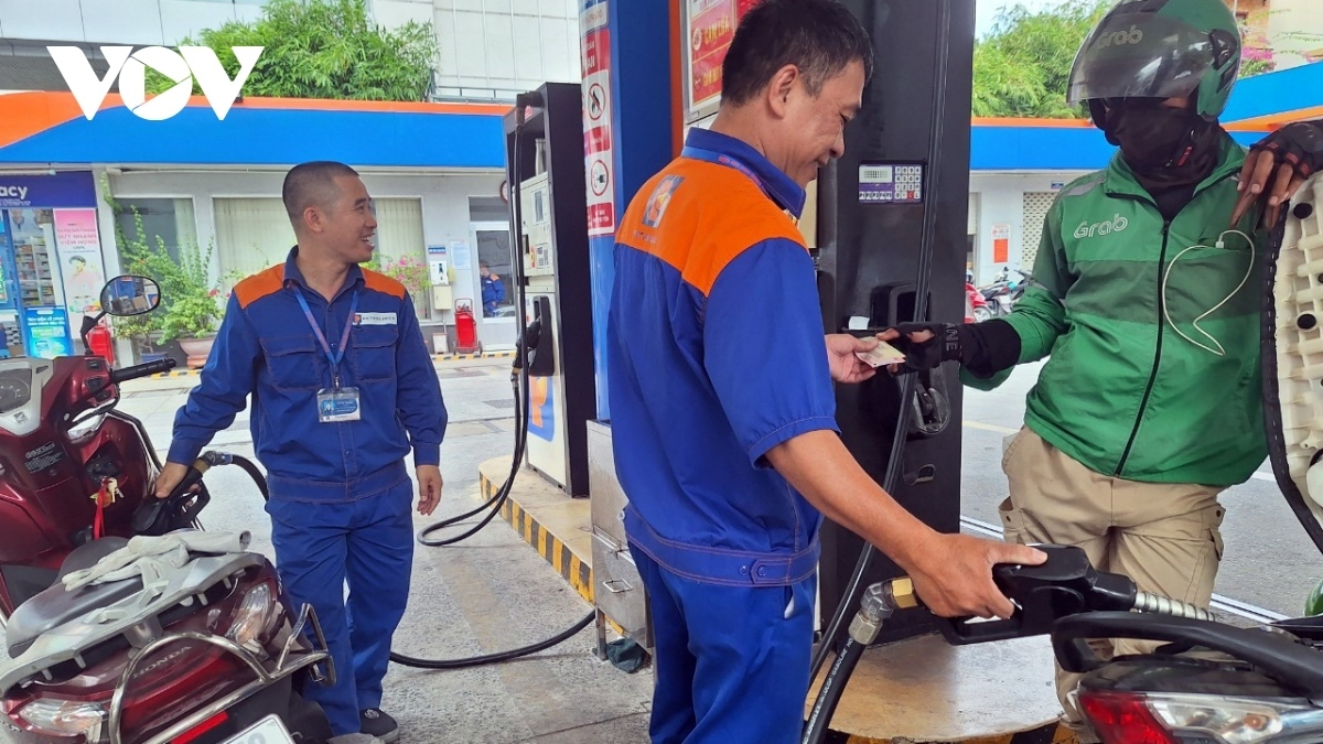Retail petrol prices drop to below VND24,000 per litre